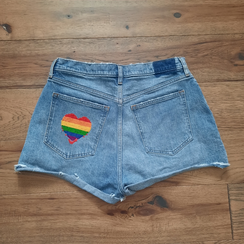 Abercrombie and Fitch The Mom Short High Rise Curve Love Rainbow Heart P…